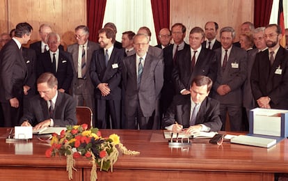 El ministro del Interior de Alemania occidental, Wolfgang Schäuble, y el secretario de Estado del Este, Günter Krause,  firman el tratado de reunificación ante el primer ministro de la Alemania del Este, Lothar De Mazière, el 31 de agosto de 1990. 