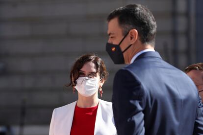 El presidente del Gobierno, Pedro Sánchez, junto a la presidenta de la Comunidad de Madrid, Isabel Díaz Ayuso, durante el acto del Día de la Fiesta Nacional, en Madrid.