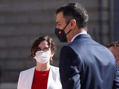 La presidenta de la Comunidad de Madrid, Isabel Díaz Ayuso, junto al presidente del Gobierno, Pedro Sánchez, durante el acto del Día de la Fiesta Nacional, el pasado octubre, en Madrid.