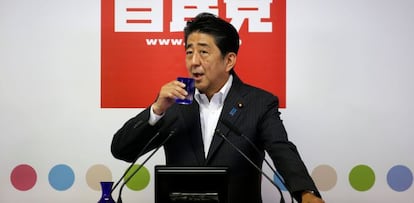 El primer ministro nip&oacute;n y l&iacute;der del Partido Dem&oacute;crata Libera, Shinzo Abe, en la rueda de prensa tras vencer en las elecciones a la C&aacute;mara Alta. 