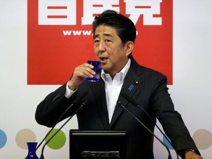 El primer ministro nip&oacute;n y l&iacute;der del Partido Dem&oacute;crata Libera, Shinzo Abe, en la rueda de prensa tras vencer en las elecciones a la C&aacute;mara Alta. 