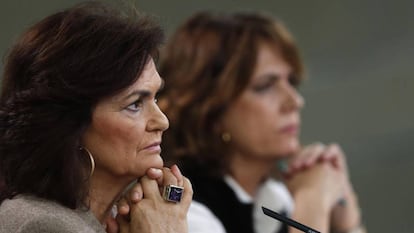 La vicepresidenta del Gobierno, Carmen Calvo (i), y la ministra de Justicia, Dolores Delgado, a su llegada a la rueda de prensa posterior a la reunión del Consejo de Ministros. 