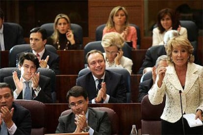 La presidenta regional, Esperanza Aguirre, aplaudida por sus compañeros de partido durante un momento de su intervención en el pleno de la Asamblea.