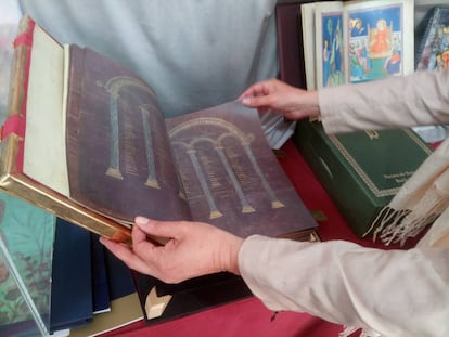 Ejemplar de una reproducción de un Evangelario encargado por Carlomagno valorado en 30.000 euros.