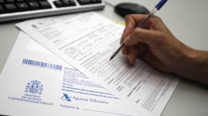 Una persona rellena su declaración de la renta.