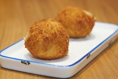 Tanto las croquetas de jamón como las de queso Zelaitxo, elaborado en Añua (a 2 euros la unidad), son una apuesta segura.