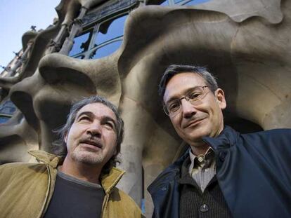 Andreu Carranza (a la izquierda) y Esteban Martín, ante uno de los edificios de Gaudí en Barcelona.