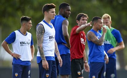 Marcelino da indicaciones durante un entrenamiento.