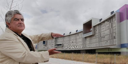 El arquitecto César Ruiz-Larrea, junto al Hemiciclo Solar de Móstoles.