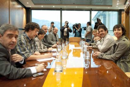 Las delegaciones del PNV (a la izquierda) y Bildu, durante la reunión que celebraron ayer en la sede peneuvista en Bilbao.