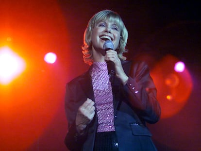 Olivia Newton-John, durante su concierto Greatest Hits Live de 2000 en Hong Kong.