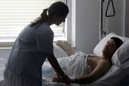Diego, en una cama del hospital La Paz tras sufrir un accidente laboral.