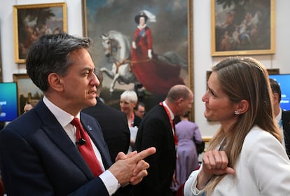 El ministro británico para la Seguridad Energética charla con la vicepresidenta tercera y ministra española para la Transición Ecológica, Sara Aagesen, este jueves en Londres