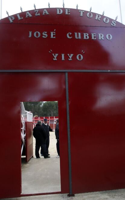 La escuela cuenta entre sus instalaciones con una plaza que tiene un aforo de 800 personas y cuyo ruedo mide 33 metros de diámetro. Fue bautizada con el nombre de uno de sus primeros alumnos, José Cubero, 'Yiyo', quien perdió la vida en 1986 cuando, en la plaza de Colmenar Viejo, un astado le empitonó en la espalda alcanzándole el corazón. Tenía 21 años.