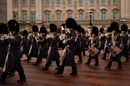 Imagen del cambio de guardia celebrado hoy en el Palacio de Buckingham.