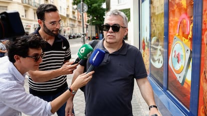 El exsecretario de Organización del PSOE Santos Cerdán junto a varios periodistas en las inmediaciones de su domicilio, este jueves en Madrid.
