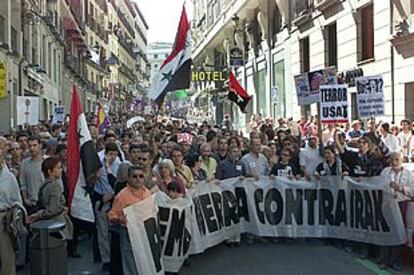 Miles de manifestantes marcharon ayer en Madrid tras el lema &#39;Paremos la guerra contra Irak&#39;.