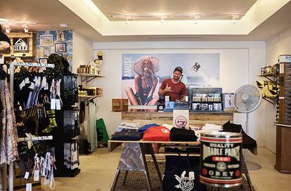 Luke en Chelsie de Wanderlust Land & Sea, una tienda de aires californianas.