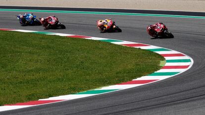 Danilo Petrucci (a la derecha) seguido por Andrea Dovizioso y Alex Rins, durante la carrera de MotoGP.