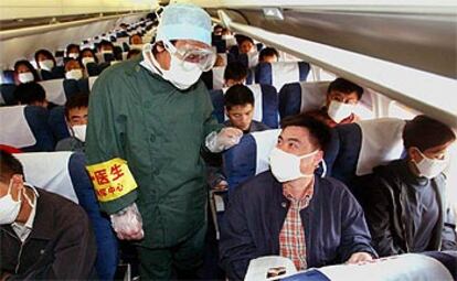 Un doctor viaja en cada vuelo de la compañía china Southern Airlines para detectar infectados entre los pasajeros.