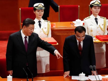 El presidente chino, Xi Jinping, hace una indicación al primer ministro chino, Li Keqiang, durante el acto para celebrar el 40 aniversario de la reforma y la apertura de China.