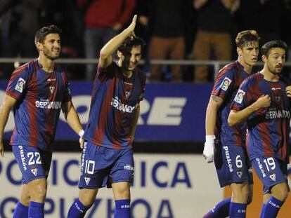 Los jugadores del Eibar celebran el primero de los dos tantos que marcó Arruabarrena.