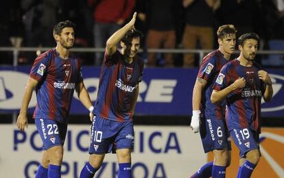 Los jugadores del Eibar celebran el primero de los dos tantos que marcó Arruabarrena.