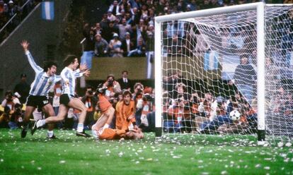 La XI Copa Mundial de Fútbol se desarrolló en Argentina, entre el 1 y el 25 de junio de 1978. EL Campeonato lo gano Argentina, tras derrotar a Holanda en la final. España no pasó de la primera fase. En el partido de 'la Roja' contra Brasil se produjo el fallo de Cardeñosa. Toda España grito a la tele como hasta entonces nunca se había hehco.