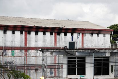 Vista exterior del pabellón 8 de la cárcel de Tuluá en cuyas ventanas se evidencian los rastros del incendio.