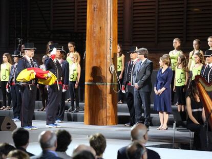 Acte institucional de la Diada de Catalunya 2016. Moment en què dos Mossos d'Esquadra de gala hissen la senyera en presència del president de la Generalitat, Carles Puigdemont, i la presidenta del Parlament, Carme Forcadell.