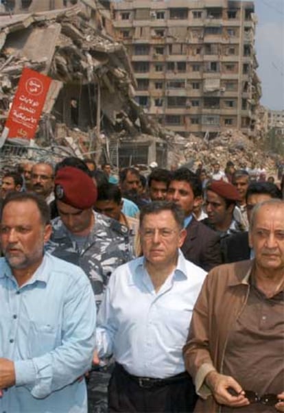 Fuad Siniora (centro), el pasado agosto en un barrio bombardeado por Israel.