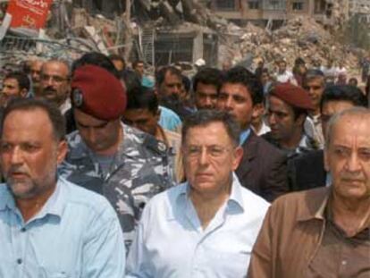 Fuad Siniora (centro), el pasado agosto en un barrio bombardeado por Israel.