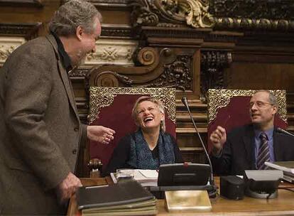 Eugeni Forradellas (de pie) charlando con Imma Mayol y Xavier Casas antes del inicio del pleno.