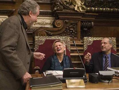 Eugeni Forradellas (de pie) charlando con Imma Mayol y Xavier Casas antes del inicio del pleno.