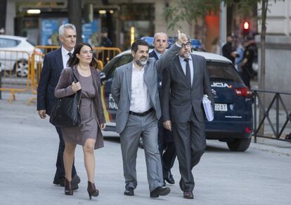 El president de l'Assemblea Nacional Catalana (ANC), Jordi Sànchez (centre), saluda els diputats concentrats a l'entrada de l'Audiència Nacional.