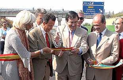 El presidente de la Junta de Andalucía, Manuel Chaves, y el ministro de Fomento, Francisco Álvarez Cascos, inauguraron el tramo de autovía.