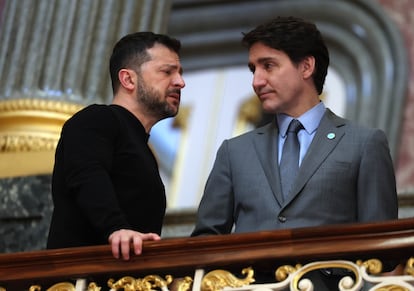 El presidente de Ucrania, Volodímir Zelenski (a la izquierda), y el primer ministro canadiense, Justin Trudeau.