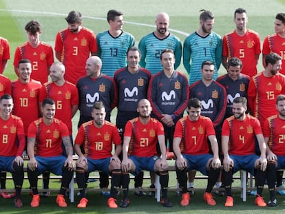 La selecci&oacute;n espa&ntilde;ola de f&uacute;tbol posa con su nueva equipaci&oacute;n.