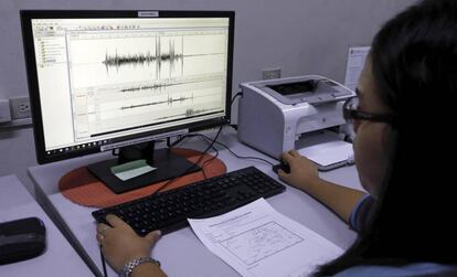 Una trabajadora del Instituto Filipino de Vulcanología y Sismología observa una gráfica del terremoto.