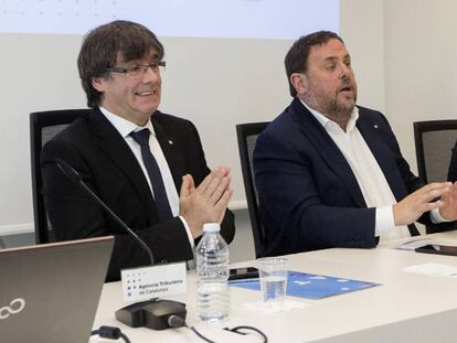 De izquierda a derecha, el presidente de la Generalitat, Carles Puigdemont; el vicepresidente del Govern, Oriol Junqueras, y el director de la Agencia Tributaria de Cataluña, Eduard Vilà.