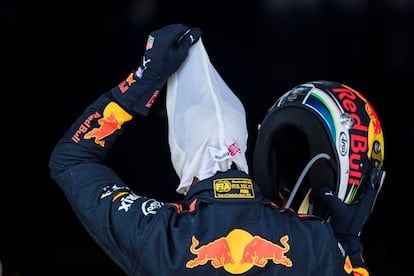 Daniel Ricciardo se quita el casco después de ganar la carrera.