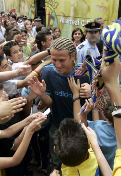 Hinchas del Villarreal felicitan a Forlán.