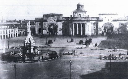 El Portal de Mar, derribado en 1859, cuando desaparecieron las murallas de la ciudad de Barcelona, con la fuente del 'Geni català'.