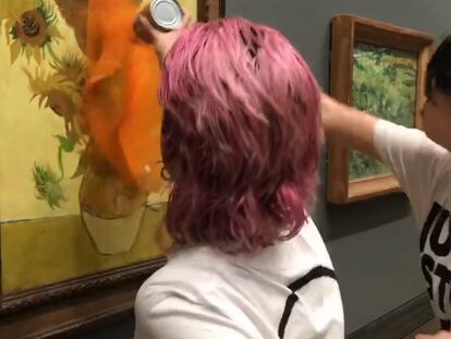 Las dos ecologistas en el momento de arrojar botes de sopa de tomate sobre 'Los girasoles' de Van Gogh en la National Gallery de Londres.