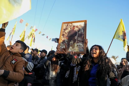 Manifestación de kurdos en Siria a favor del Partido de los Trabajadores del Kurdistán (PKK). Los manifestantes llevan un retrato del líder histórico del PKK, Abdullah Öcalan, preso en Turquía. 