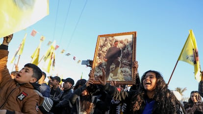 Manifestación de kurdos en Siria a favor del Partido de los Trabajadores del Kurdistán (PKK). Los manifestantes llevan un retrato del líder histórico del PKK, Abdullah Öcalan, preso en Turquía.