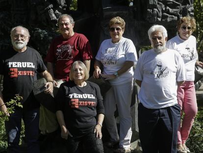 Los miembros de la plataforma Teruel Existe, en el Parque de los Fueros.