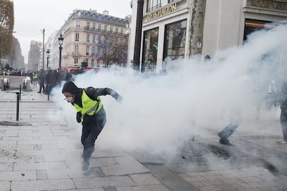 Las protestas masivas contra el alza de los precios del combustible comenzaron en Francia el pasado sábado 17 de noviembre, aunque también se han llevado a cabo operaciones en el resto del país, en torno a los peajes de las autopistas o en las mismas carreteras.