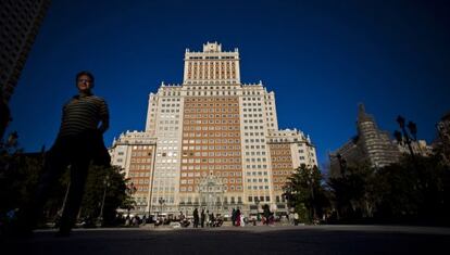 Fachada del Edificio España, ideado por los hermanos Otamendi en los años cincuenta, presidiendo la Plaza de España en Madrid.