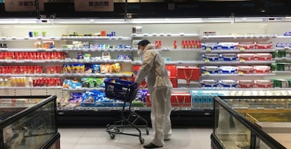 Un cliente empuja un carrito de la compra en un supermercado de Hema Fresh, una cadena de Alibaba. 